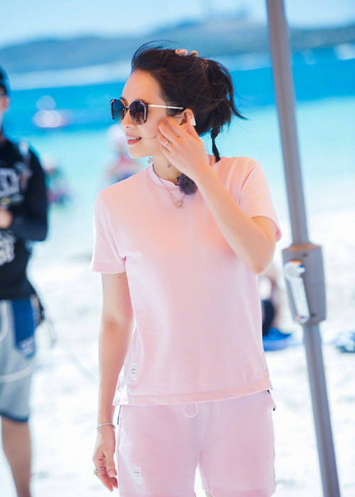 Không ít lần bà xã của Uông Phong gây sốt trên truyền hình nhờ vẻ đẹp bất chấp thời gian.