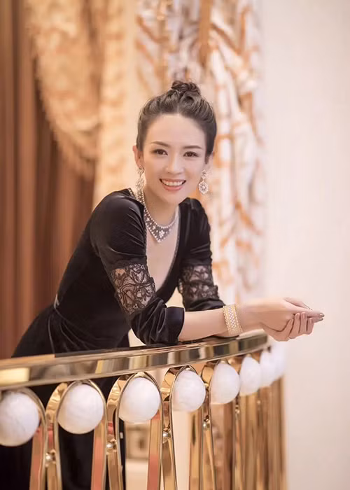 Vài năm trở lại đây, nữ diễn viên tham gia các gameshow giống như nhiều mỹ nhân xứ Trung.