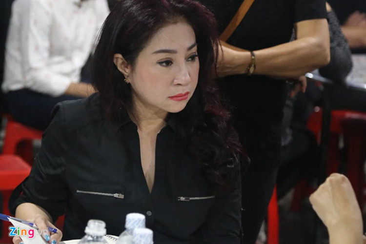 Nghệ sĩ cải lương Thoại Mỹ ghi vào sổ tang những lời tưởng nhớ Anh Vũ. Ảnh: Zing