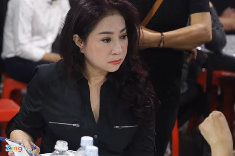 Nghệ sĩ cải lương Thoại Mỹ ghi vào sổ tang những lời tưởng nhớ Anh Vũ. Ảnh: Zing