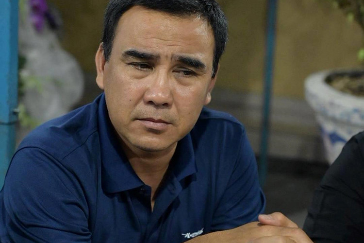 Nghệ sĩ Quyền Linh lặng người trong đám tang của Anh Vũ vào tối ngày 9/4. Ảnh: Zing