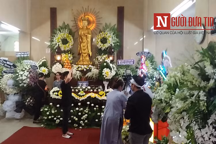 Anh Đức cũng đến viếng nghệ sĩ Anh Vũ lúc tối muộn. Ảnh: Người đưa tin