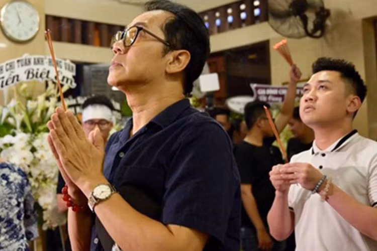 Nghệ sĩ Thành Lộc, Don Nguyễn đến gửi lời vĩnh biệt Anh Vũ. Ảnh: Vietnamnet
