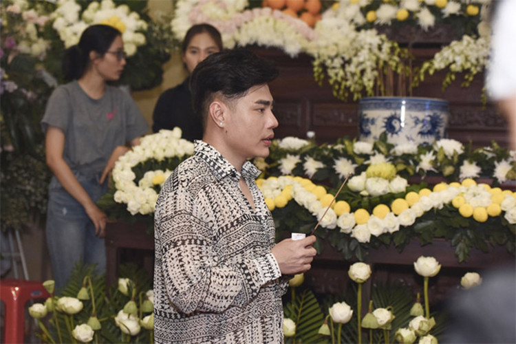 Đám tang của Anh Vũ còn có sự xuất hiện của Lê Dương Bảo Lâm. Ảnh: Dân Việt