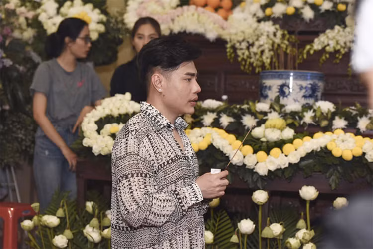 Đám tang của Anh Vũ còn có sự xuất hiện của Lê Dương Bảo Lâm. Ảnh: Dân Việt