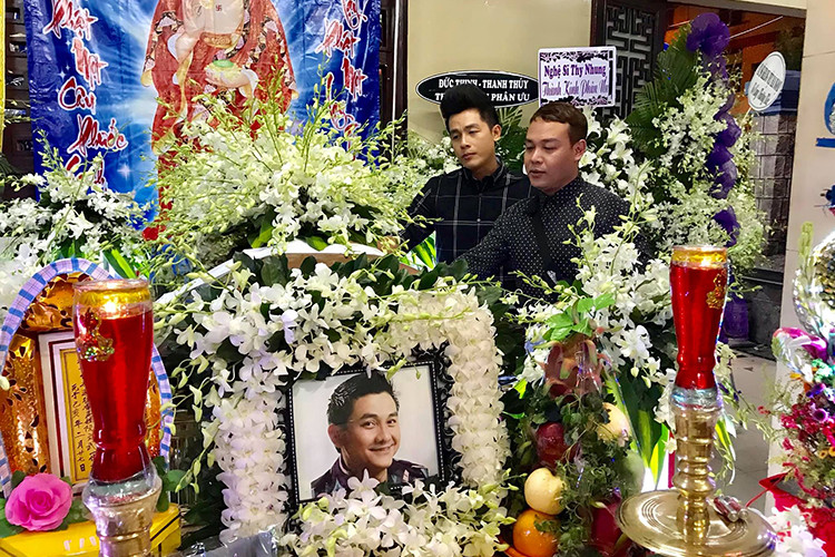 Sau khi đến viếng Anh Vũ, diễn viên Hòa Hiệp tâm sự: "Mới hôm kia em nằm ngủ thấy anh. Anh nói sắp về nhà rồi Hiệp nhớ tới thăm anh. Hôm nay tới thắp nhang cho anh buồn lắm anh ơi. Em hết được cơ hội chọc anh rồi. Em nhớ mới ngày nào anh em mình đi diễn tấu hài với nhau, diễn chung với nhau nhiều vở kịch trên sân khấu Hồng Vân đem nhiều tiếng cười cho khán giả. Rồi em làm đạo diễn vở đầu tay, anh đã diễn và hỗ trợ cho em rất nhiều. Thương anh trai của tôi lắm. Anh đi sao vội vàng quá vậy anh. Nhớ anh nhiều. Yên nghỉ anh nhé".