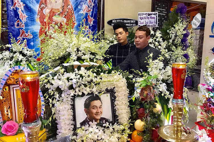 Sau khi đến viếng Anh Vũ, diễn viên Hòa Hiệp tâm sự: "Mới hôm kia em nằm ngủ thấy anh. Anh nói sắp về nhà rồi Hiệp nhớ tới thăm anh. Hôm nay tới thắp nhang cho anh buồn lắm anh ơi. Em hết được cơ hội chọc anh rồi. Em nhớ mới ngày nào anh em mình đi diễn tấu hài với nhau, diễn chung với nhau nhiều vở kịch trên sân khấu Hồng Vân đem nhiều tiếng cười cho khán giả. Rồi em làm đạo diễn vở đầu tay, anh đã diễn và hỗ trợ cho em rất nhiều. Thương anh trai của tôi lắm. Anh đi sao vội vàng quá vậy anh. Nhớ anh nhiều. Yên nghỉ anh nhé".