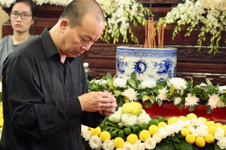 Nghệ sĩ Đức Hải tới viếng Anh Vũ tại chùa Ấn Quang. Ảnh: Vietnamnet