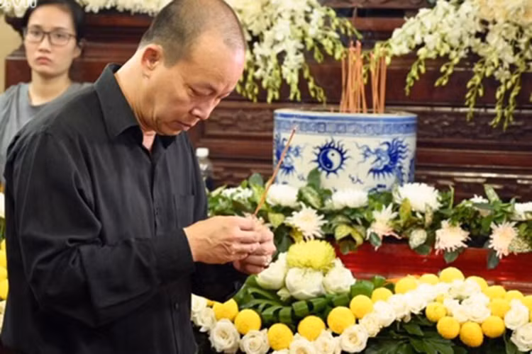 Nghệ sĩ Đức Hải tới viếng Anh Vũ tại chùa Ấn Quang. Ảnh: Vietnamnet