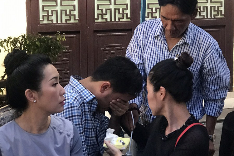 Từ Mỹ trở về Việt Nam, Đức Tiến không kìm được nước mắt trong đám tang. Ảnh: Người đưa tin