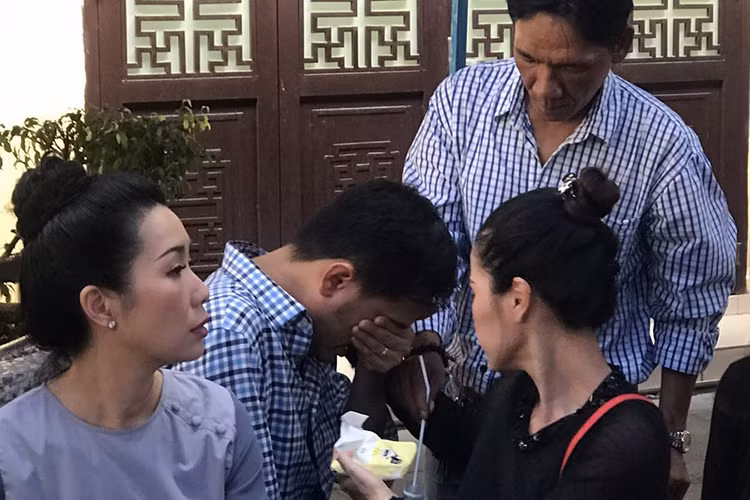 Từ Mỹ trở về Việt Nam, Đức Tiến không kìm được nước mắt trong đám tang. Ảnh: Người đưa tin