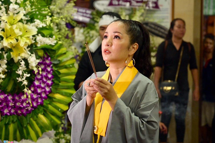 Thúy Nga thắp nén hương cho Anh Vũ. Trước đó, cô cùng các Phật tử chùa Thiện Mỹ tổ chức lễ cầu siêu cho cố diễn viên. Ảnh: Zing