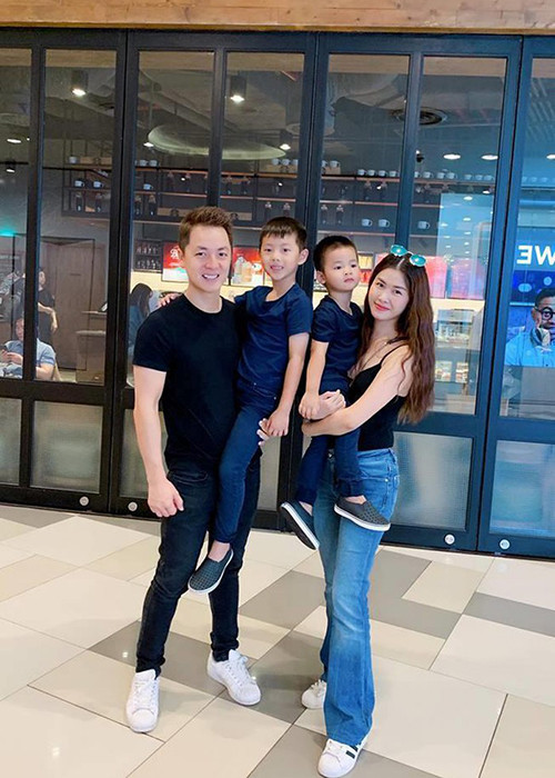 Nam ca sĩ Đăng Khôi đi chơi cùng vợ và các con.