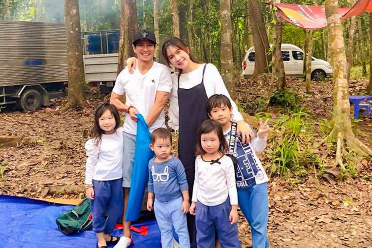 4 nhóc tì nhà Lý Hải - Minh Hà được bố mẹ đưa đi cắm trại dịp nghỉ lễ.