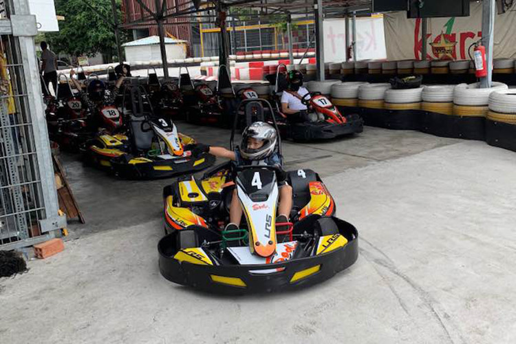 Bé Subeo - con trai của Cường Đô la cũng tham gia trò đua xe cùng bố.