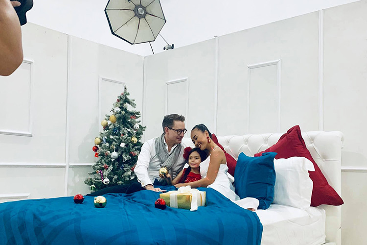 Bé Sol - con gái của vợ chồng Đoan Trang cũng làm người mẫu ảnh cùng bố mẹ.