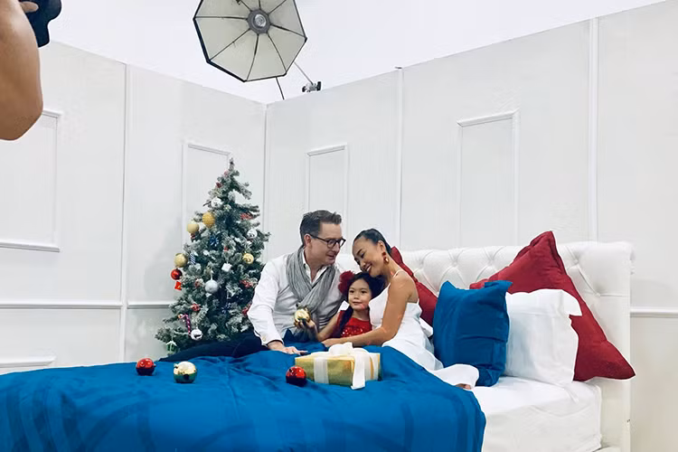 Bé Sol - con gái của vợ chồng Đoan Trang cũng làm người mẫu ảnh cùng bố mẹ.