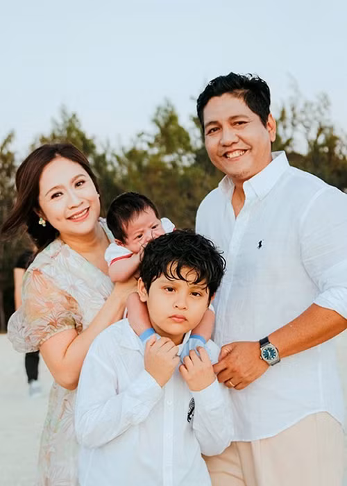 Vợ chồng Thanh Thúy- Đức Thịnh vui vẻ tận hưởng chuyến du lịch Phú Quốc cùng hai con trai.