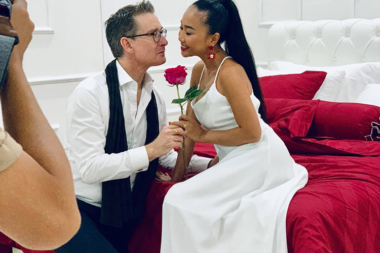 Trong dịp lễ, vợ chồng sao Việt Đoan Trang không đi du lịch mà thực hiện một bộ ảnh.