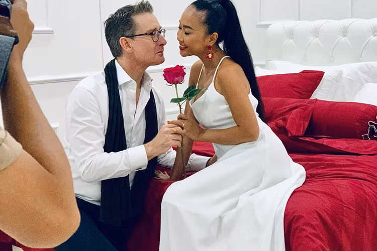 Trong dịp lễ, vợ chồng sao Việt Đoan Trang không đi du lịch mà thực hiện một bộ ảnh.