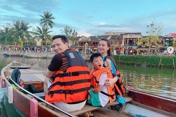 Đôi trai tài gái sắc còn đưa bé Subeo - con trai của Hà Hồ cùng đi du lịch.