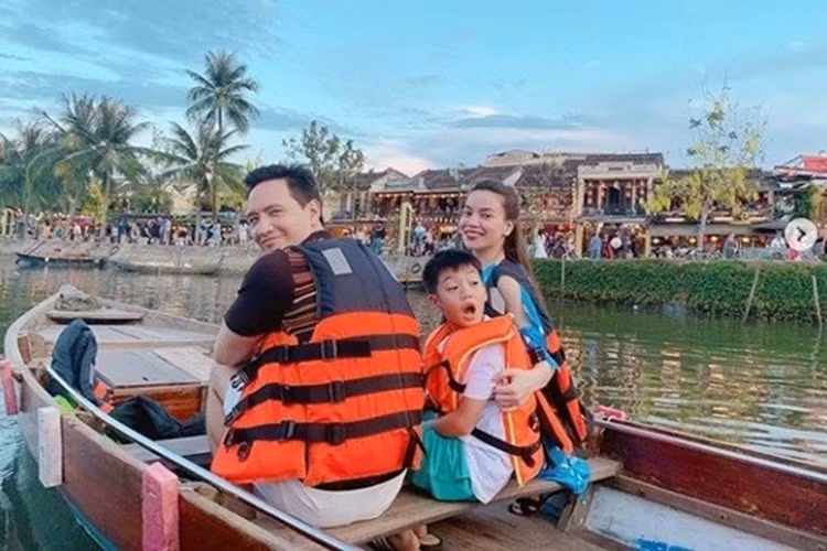 Đôi trai tài gái sắc còn đưa bé Subeo - con trai của Hà Hồ cùng đi du lịch.