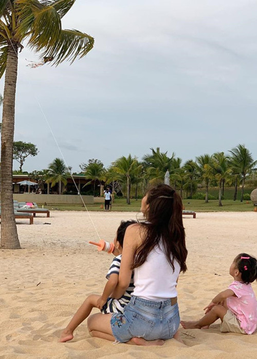Trên trang cá nhân, Louis Nguyễn khoe ảnh vợ cùng hai con thả diều trên bãi biển trong chuyến du lịch của cả gia đình.