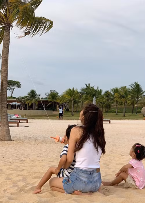 Trên trang cá nhân, Louis Nguyễn khoe ảnh vợ cùng hai con thả diều trên bãi biển trong chuyến du lịch của cả gia đình.