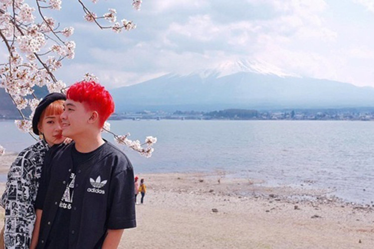 Phở Đặc Biệt và bạn gái hạnh phúc bên nhau trong chuyến du lịch Nhật Bản vào kỳ nghỉ.