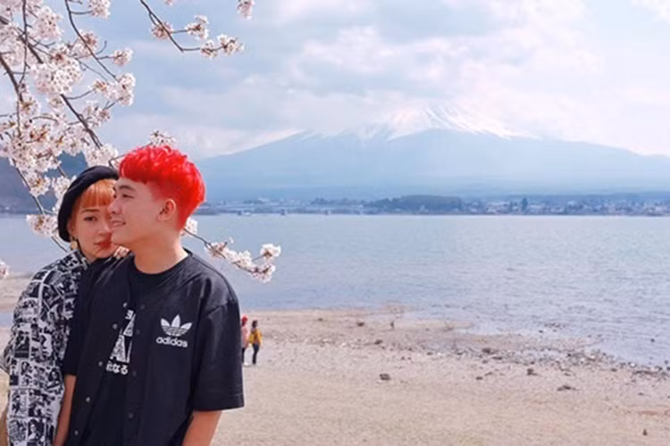 Phở Đặc Biệt và bạn gái hạnh phúc bên nhau trong chuyến du lịch Nhật Bản vào kỳ nghỉ.