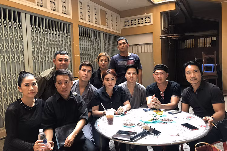 Các nghệ sĩ đau buồn trước sự ra đi đột ngột của Anh Vũ.