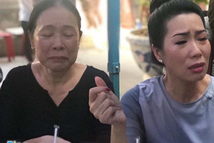 Trịnh Kim Chi cũng đến tiễn biệt Anh Vũ. Trong lễ viếng, nữ diễn viên khóc nức nở vì tiếc thương người đồng nghiệp của mình. Ảnh: Zing