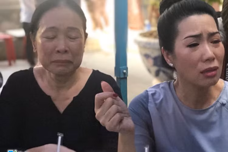 Trịnh Kim Chi cũng đến tiễn biệt Anh Vũ. Trong lễ viếng, nữ diễn viên khóc nức nở vì tiếc thương người đồng nghiệp của mình. Ảnh: Zing