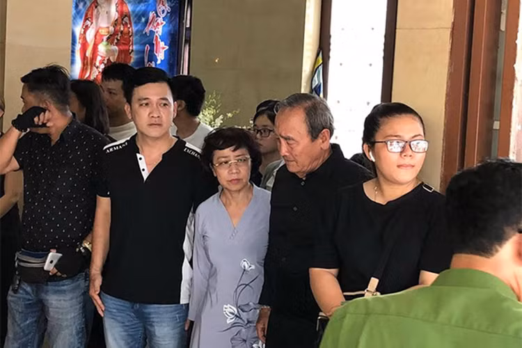 Bố của nghệ sĩ Anh Vũ nén đau thương tổ chức lễ tang. Ảnh: Dân Việt