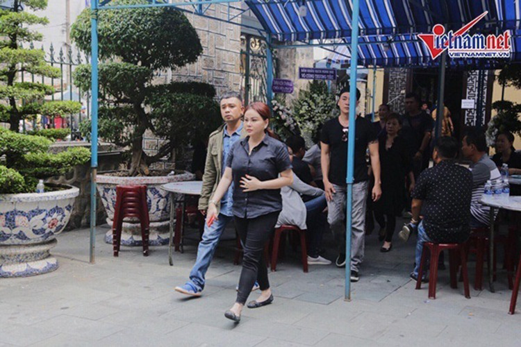 Lê Giang tới viếng Anh Vũ và chia buồn cùng gia đình cố nghệ sĩ. Ảnh: Vietnamnet