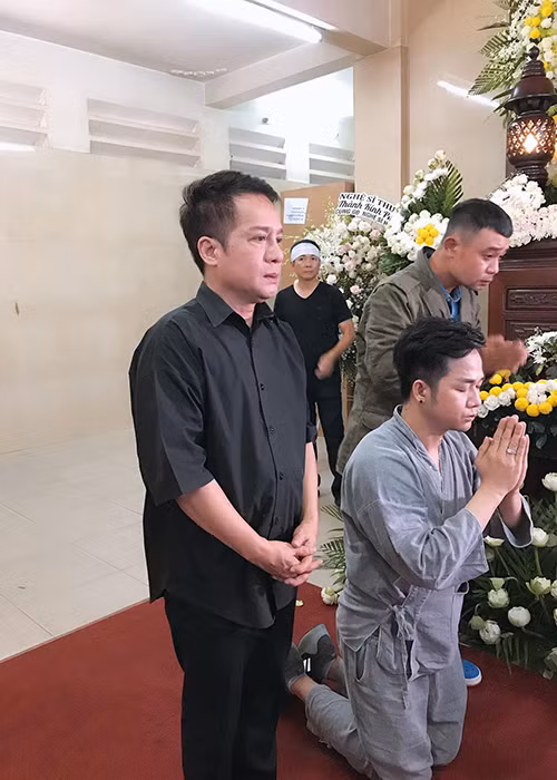 Nghệ sĩ Minh Nhí, ca sĩ Quách Tuấn Du đến tiễn biệt Anh Vũ.