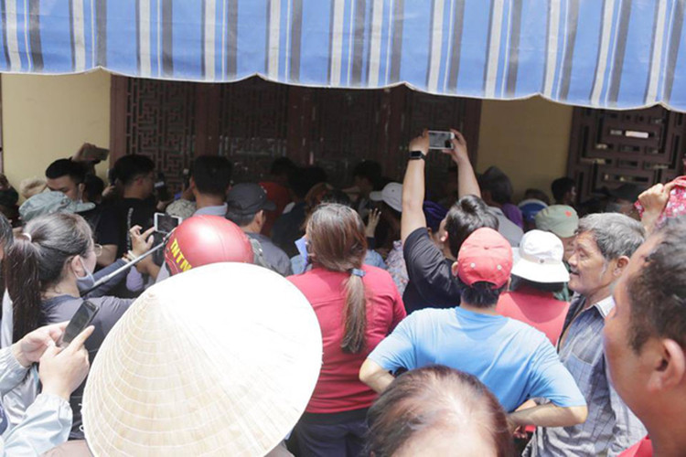 Khán giả hiện vây kín nơi diễn ra tang lễ. Ảnh: Đời sống pháp lý