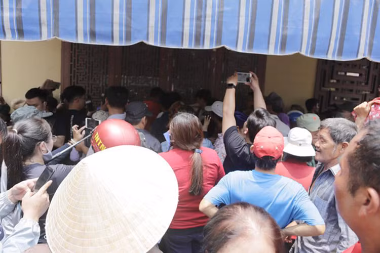 Khán giả hiện vây kín nơi diễn ra tang lễ. Ảnh: Đời sống pháp lý