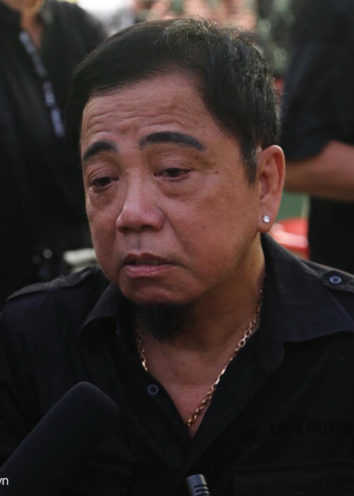 Nghệ sĩ Hồng Tơ đến chùa Ấn Quang từ sớm để tiễn biệt Anh Vũ. Ảnh: Zing