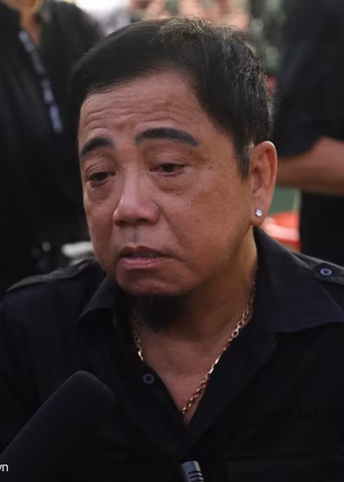 Nghệ sĩ Hồng Tơ đến chùa Ấn Quang từ sớm để tiễn biệt Anh Vũ. Ảnh: Zing