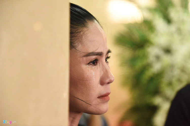 Nữ diễn viên Đào Vân Anh vừa đến viếng nghệ sĩ Anh Vũ. Cô tâm sự sinh thời Anh Vũ luôn chân thành, tình cảm và hết lòng vì đàn em. Ảnh: Zing