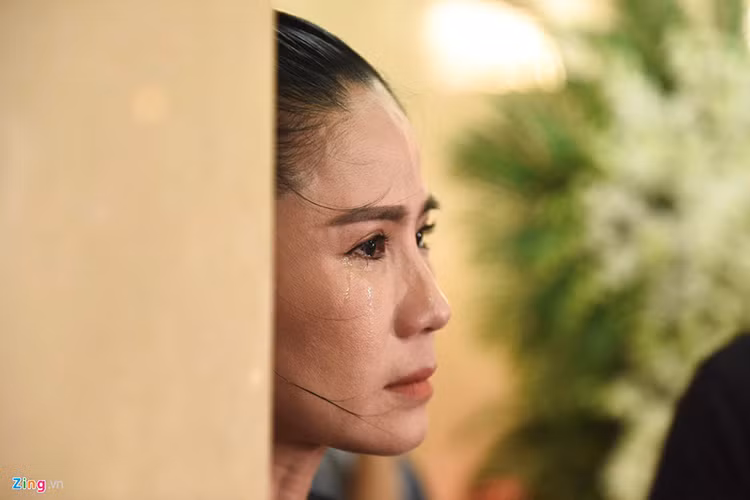 Dong nghiep khoc nghen khi den vieng nghe si Anh Vu