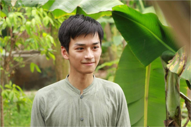 Trần Nghĩa sinh năm sinh năm 1993, tốt nghiệp trường Sân khấu Điện ảnh Hà Nội. Anh từng đóng phim "Cuộc đời của Yến", "Chiều ngang qua phố cũ", "Vàng đá", "Vì con là con của mẹ", "Lặng yên dưới vực sâu". Ảnh: Hà Nội Mới