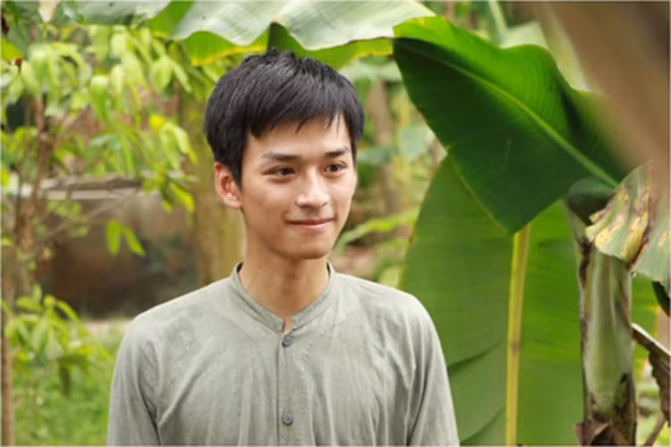 Trần Nghĩa sinh năm sinh năm 1993, tốt nghiệp trường Sân khấu Điện ảnh Hà Nội. Anh từng đóng phim "Cuộc đời của Yến", "Chiều ngang qua phố cũ", "Vàng đá", "Vì con là con của mẹ", "Lặng yên dưới vực sâu". Ảnh: Hà Nội Mới