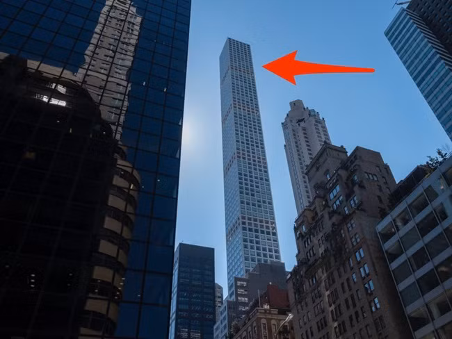 Tòa tháp 432 Park Avenue ở độ cao 424m. Đây tòa tháp chung cư cao nhất ở New York tới cuối tháng 3/2019 cho đến khi tòa tháp Central Park "vượt mặt".