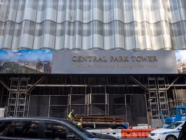 Bảy tầng đầu tiên của tòa tháp sẽ là cửa hàng Nordstrom chuyên bán đồ thời trang cao cấp của Mỹ. Có 179 căn hộ bên trong, trong đó có 20 căn hộ với giá 60 triệu USD trở lên.