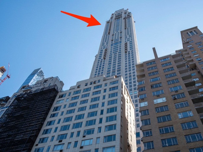 Tháp 220 Central Park South vẫn đang được xây dựng và sẽ hoàn thành trong năm nay. Công trình gồm một tòa nhà 18 tầng có tên là "The Villa" phía trước, còn tòa tháp phía sau cao 290m