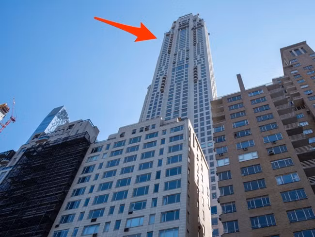 Tháp 220 Central Park South vẫn đang được xây dựng và sẽ hoàn thành trong năm nay. Công trình gồm một tòa nhà 18 tầng có tên là "The Villa" phía trước, còn tòa tháp phía sau cao 290m