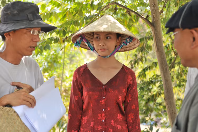 Đoàn làm phim "Giông bão" hiện chưa ai biết được cô đang trong hoàn cảnh khó khăn. Ảnh: Thế giới điện ảnh
