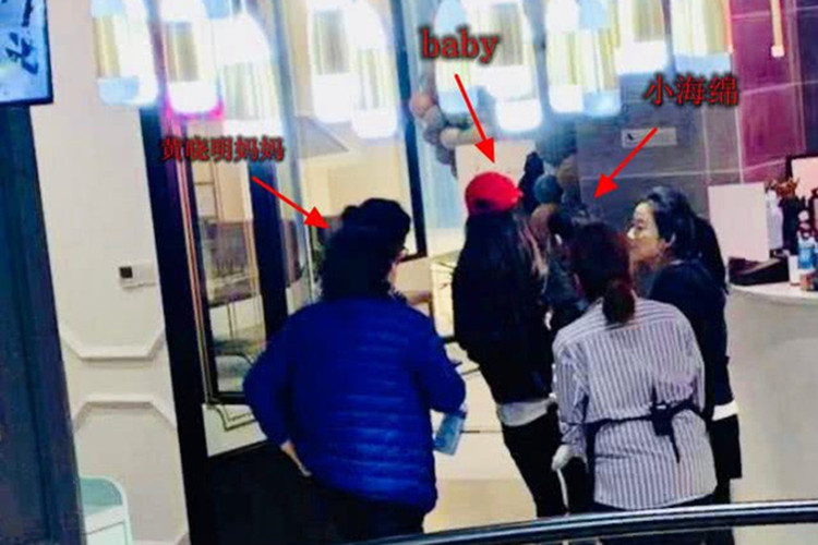 Angelababy cũng từng xuất hiện bên mẹ chồng, cho thấy mối quan hệ giữa cô và gia đình vẫn khá tốt đẹp.